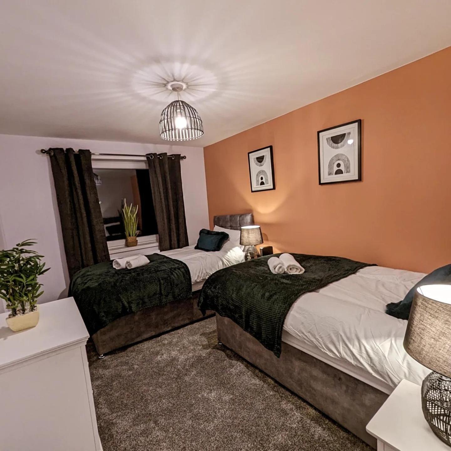 6 Guests * 4 Bedroom * Free Wi-Fi *Гантінгдон Екстер'єр фото