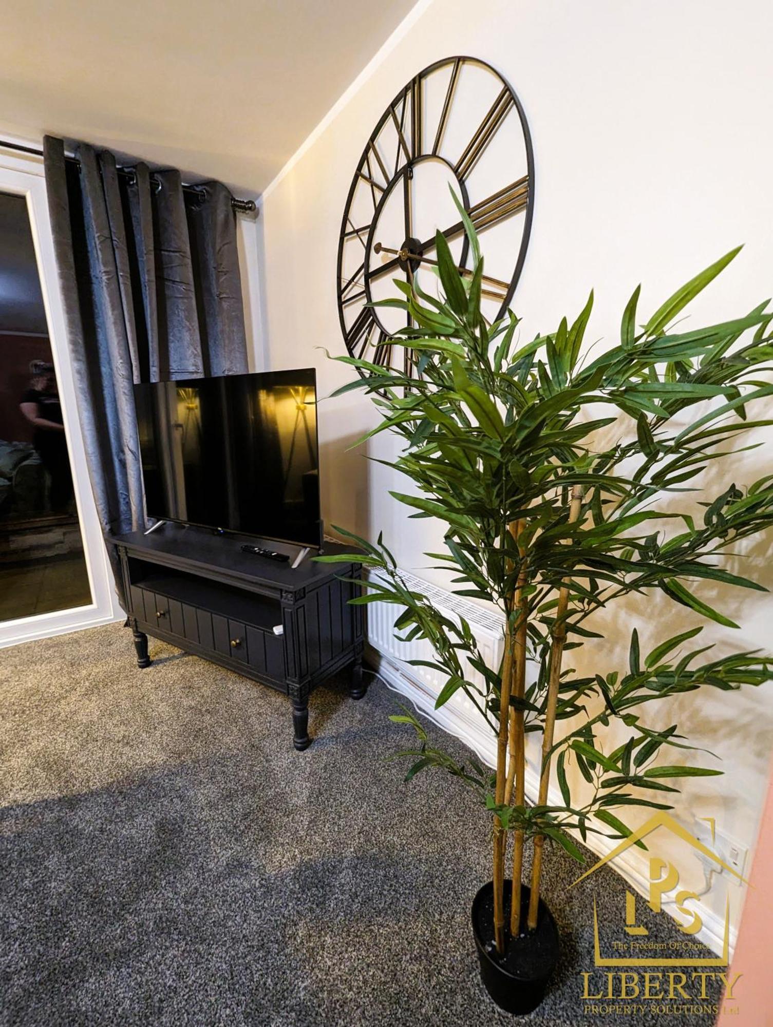 6 Guests * 4 Bedroom * Free Wi-Fi *Гантінгдон Екстер'єр фото