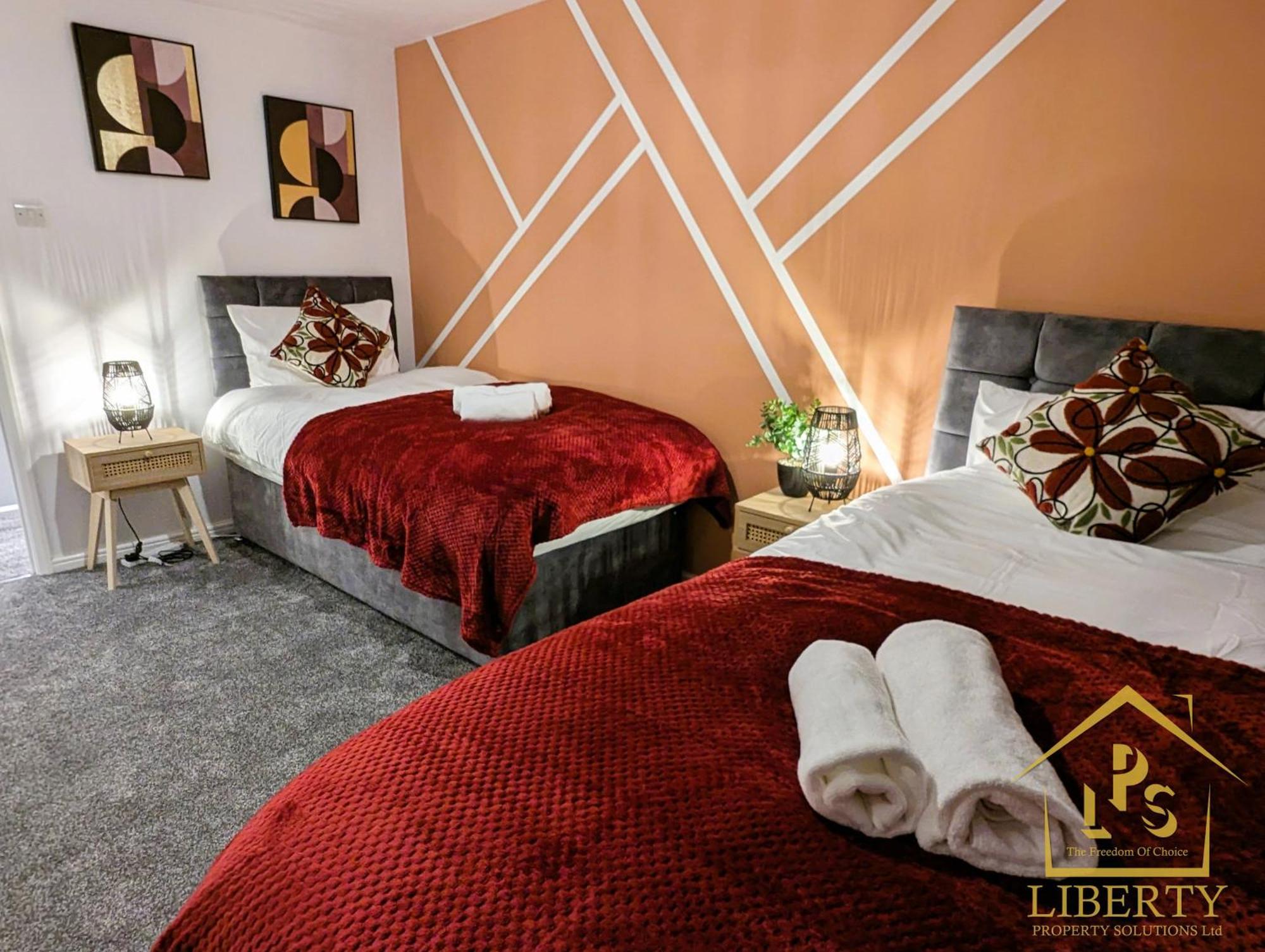6 Guests * 4 Bedroom * Free Wi-Fi *Гантінгдон Екстер'єр фото