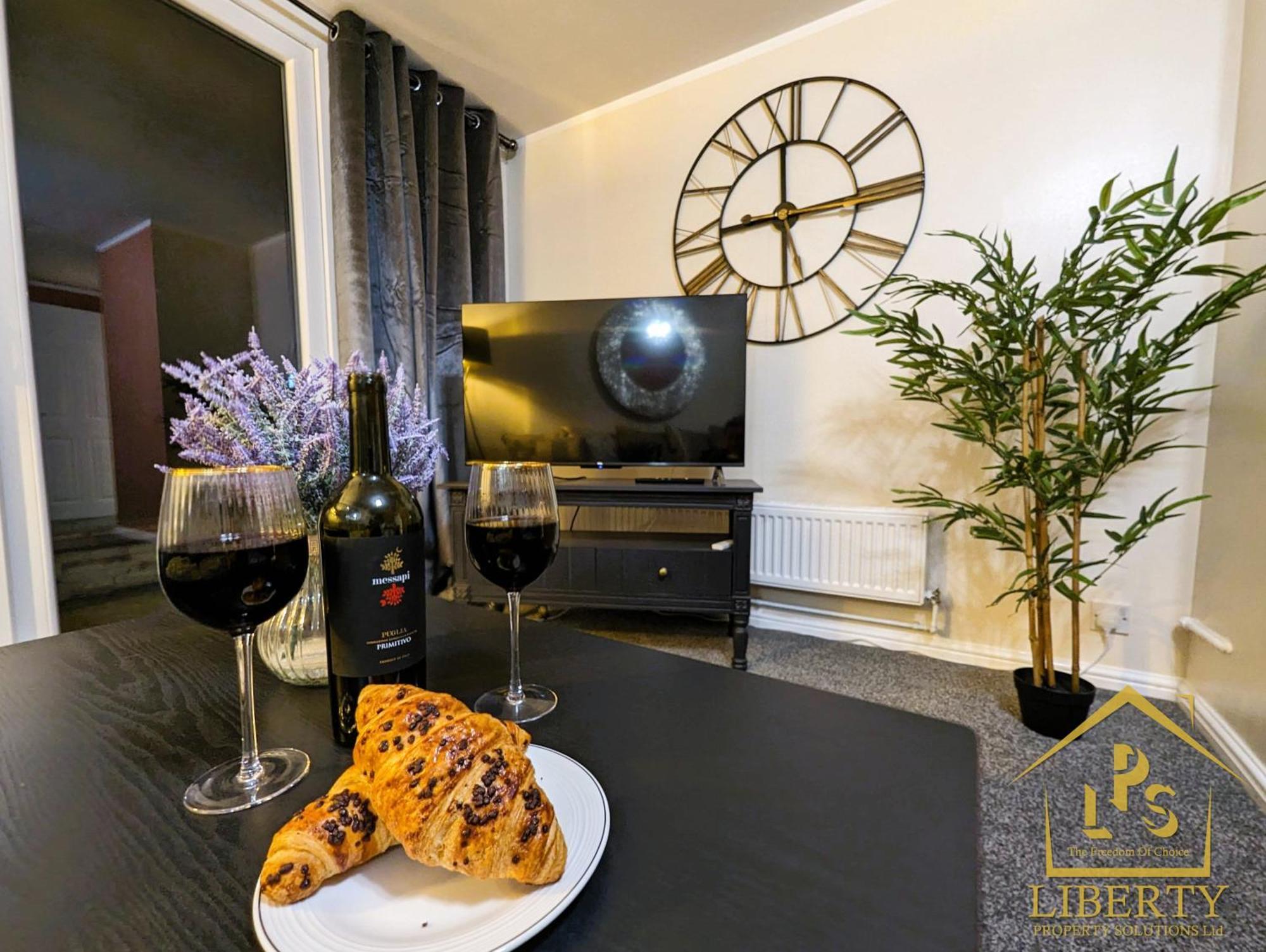 6 Guests * 4 Bedroom * Free Wi-Fi *Гантінгдон Екстер'єр фото