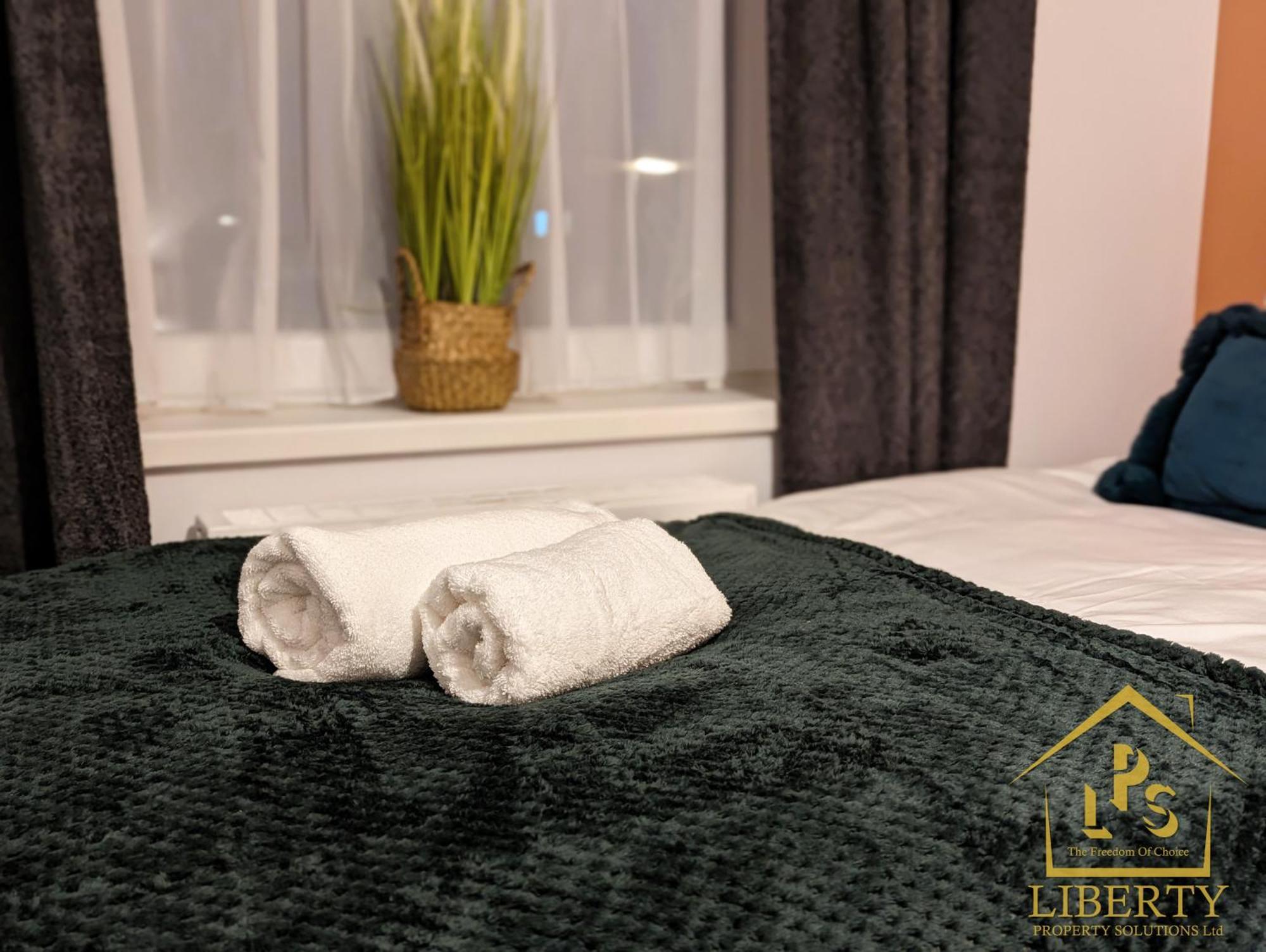 6 Guests * 4 Bedroom * Free Wi-Fi *Гантінгдон Екстер'єр фото