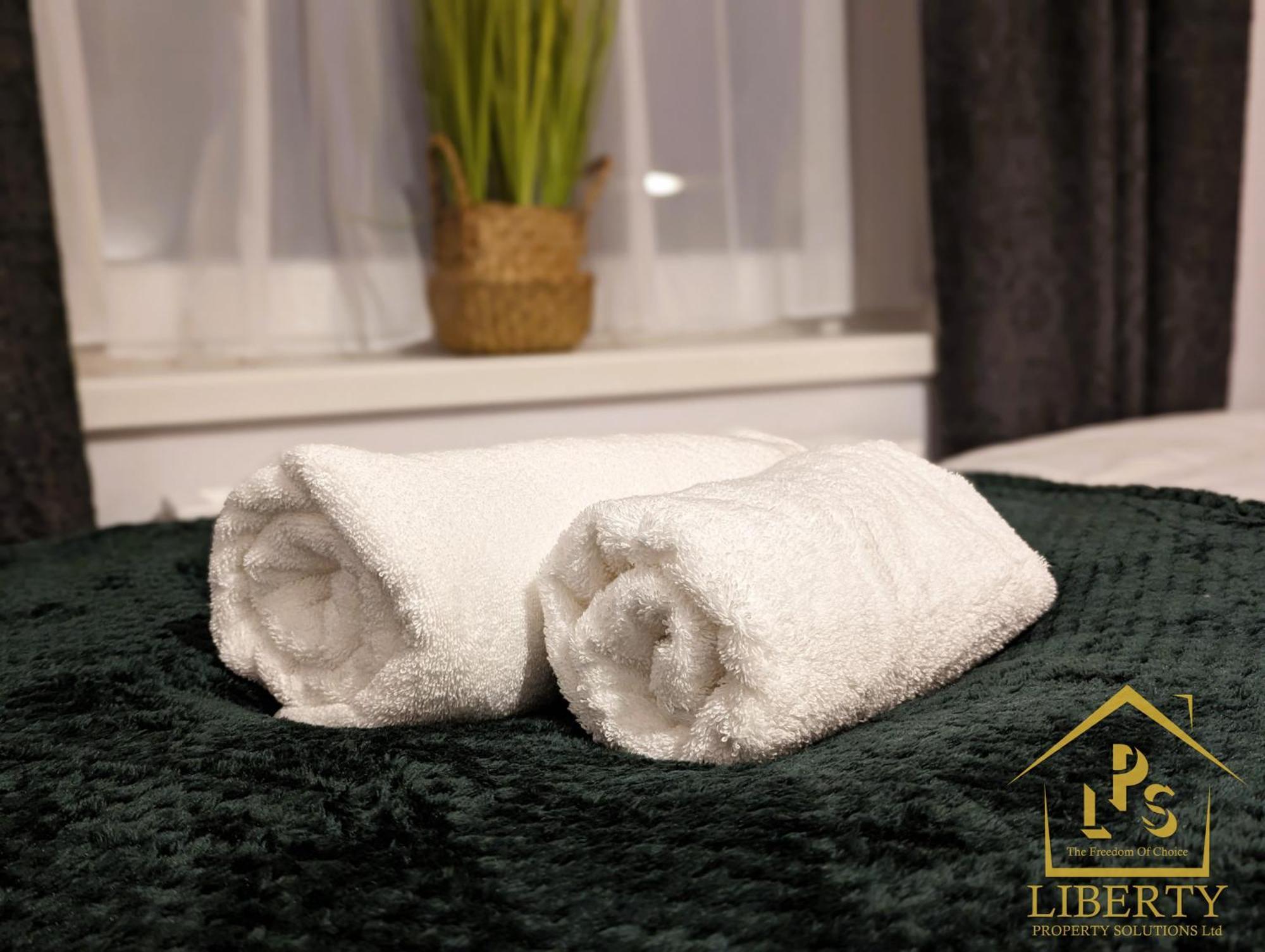 6 Guests * 4 Bedroom * Free Wi-Fi *Гантінгдон Екстер'єр фото